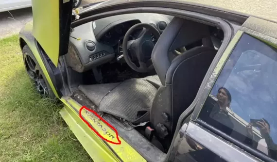 Lần đầu hình ảnh chiếc siêu xe Lamborghini Murcielago nhập lậu lộ diện, nhiều điểm "zin", nhưng bậc cửa lại Aventador