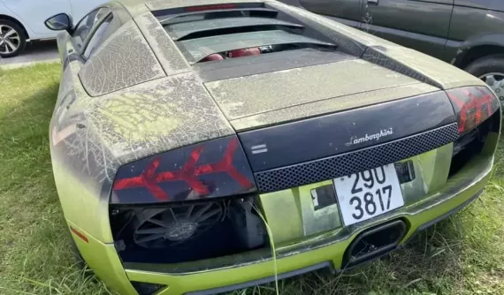 Siêu xe Lamborghini Murcielago bị nghi "giả cầy" tiếp tục lộ ảnh đáng thương ở bãi xe, hốc gió lòi ra cả quạt