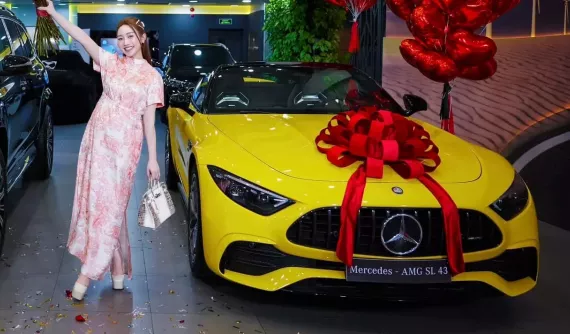 Mercedes-AMG SL43 hơn 7 tỷ đồng của diễn viên Chi Bảo mua tặng bà xã kém 16 tuổi có gì hot?