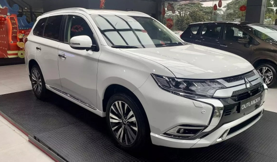 Mitsubishi Outlander được đại lý ưu đãi đậm sâu, bản tiêu chuẩn rẻ như SUV cỡ B