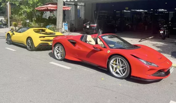 Cặp đôi siêu xe Ferrari 2 màu sắc đặc trưng trên đường phố quận 7, tổng giá trị gần 50 tỷ đồng