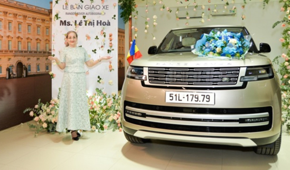 Mẹ của Lý Nhã Kỳ nhận bàn giao xe Range Rover hơn 10 tỷ đồng, định danh luôn biển đẹp gần 1 tỷ đồng