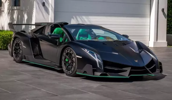Tỷ phú lướt mạng khiến tài khoản bay mất 6 triệu USD, garage sắp đón Lamborghini Veneno Roadster chỉ có 9 xe trên toàn cầu