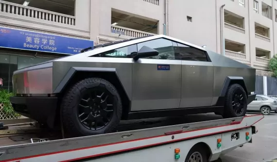 Xe bán tải điện Tesla Cybertruck mà Minh "Nhựa" rất thèm khát đã cập bến Campuchia, chờ xe đầu tiên về Việt Nam