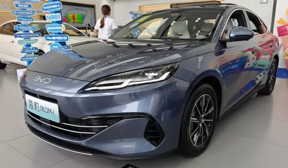 Trải nghiệm nhanh BYD Seal 06: Đầy bình chạy được 2.100 km, "ăn xăng' 2,5 lít/100 km, giá rẻ hơn Hyundai Grand i10 ở Việt Nam