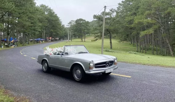 Mercedes-Benz 250SL ngót nghét 60 tuổi khoe dán tại thành phố sương mù của tỉnh Lâm Đồng