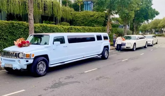 Dàn xe siêu sang đắt tiền ở lễ vu quy của Midu: Thuê khá nhiều xe Bentley và Rolls-Royce cùng 3 chiếc Limousine