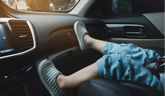 Từ ngày 1/1/2026, trẻ em dưới 10 tuổi không được ngồi ở hàng ghế trước của ô tô