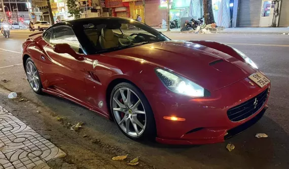 Bắt gặp siêu xe mui trần Ferrari California hiếm hoi còn xót lại trên đường phố Tp.HCM