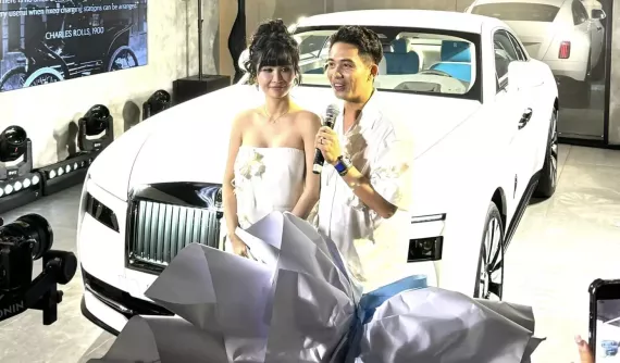 Xuất hiện video Minh "Nhựa" vén màn xe điện Rolls-Royce Spectre đầu tiên ở Việt Nam