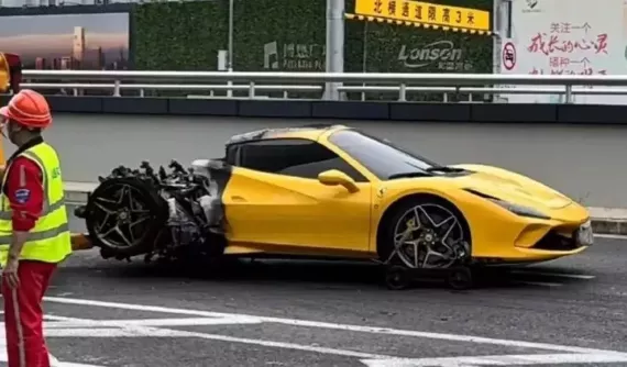 Đại gia nhận hung tin khi cho bạn mượn xe Ferrari F8 Spider hơn 16 tỷ đồng, bạn lại gọi dịch vụ lái xe hộ