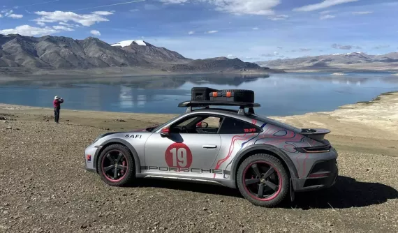 Đặt chân đến Tây Tạng, đại gia Hải Phòng liền lái Porsche 911 Dakar sát hồ Siling để trải nghiệm, chạy mãi chưa hết hồ