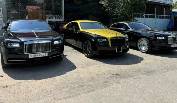 Bộ 3 Rolls-Royce Wraith trên đường phố Tp.HCM, Wraith Black Badge Sportive duy nhất trên thế giới nổi bật hẳn