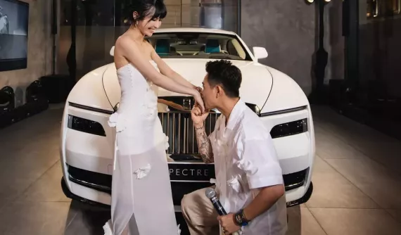 Toàn cảnh lễ bàn giao xe điện Rolls-Royce Spectre cho Minh "Nhựa": Quá nhiều ngôn tình được thốt ra, kỷ niệm 13 năm cầu hôn