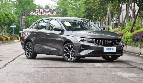 Cận cảnh Geely Emgrand 2025: Bình cũ rượu không mới, có gì đáng giá?