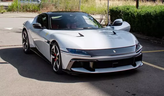 Cận cảnh 12Cilindri ngoài đời thực, siêu xe Ferrari mới nhất đang được Cường "Đô-la" và "Qua" Vũ để mắt đến