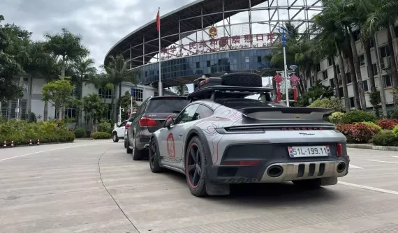 Tròn 1 tháng du lịch "bụi" ở Trung Quốc, chiếc xe Porsche 911 Dakar đã được chủ nhân ấn định ngày về