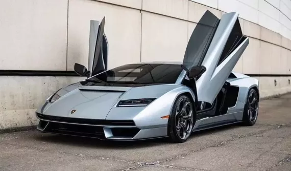 Cận cảnh Lamborghini Countach LPI 800-4 - siêu xe triệu đô mà Minh "Nhựa" bật mí đã chốt - với màu xanh ánh kim