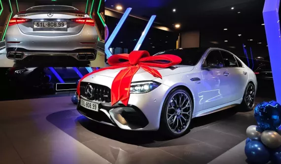 "Mãnh thú" Mercedes-AMG C63 S E Performance đầu tiên ra biển số, giá bán 4,9 tỷ đồng, khách cũng mới mua GLA45
