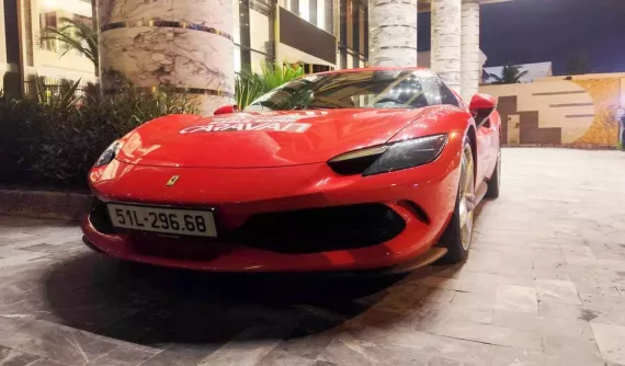 Siêu xe Ferrari 296 GTB được chủ nhân cho "phượt" ra đến Đà Nẵng, trải nghiệm cao tốc thú vị