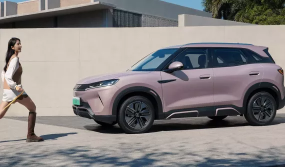 Cận cảnh Yuan UP 2024, SUV cỡ nhỏ của hãng xe Trung Quốc BYD vừa mới ra mắt 3 xe điện ở Việt Nam, giá từ 325 triệu đồng