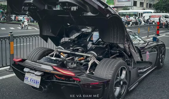 Đại gia Hoàng Kim Khánh bất ngờ mở nắp capô xe Koenigsegg Regera khi dừng đèn đỏ cho mọi người ngắm