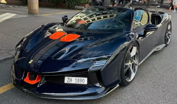Siêu xe đua đường phố Ferrari SF90 XX Spider trên đường phố