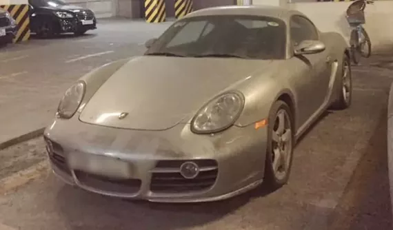 Xót xa với hình ảnh Porsche Cayman phủ bụi dày đặc dưới hầm đỗ xe của khu đô thị cao cấp tại Hà Nội
