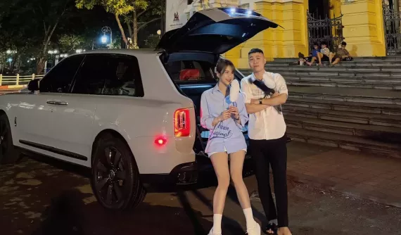 Chiếc xe Rolls-Royce mà hot mom Diệp Lâm Anh xuất hiện cùng chàng trai lạ tại Hà Nội có gì hot?