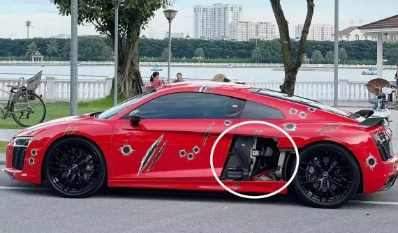 Siêu xe Audi R8 V10 Plus gây sự chú ý với 1 bên thân xe bị "khoét lỗ" rất to, không phải tai nạn như tin đồn