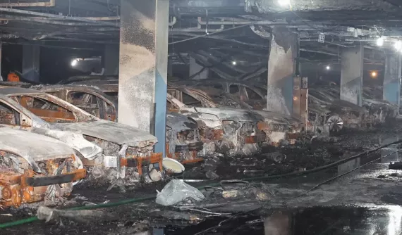 Ô tô điện Mercedes-Benz EQE bốc cháy trong hầm chung cư, 140 xe bị hư hỏng