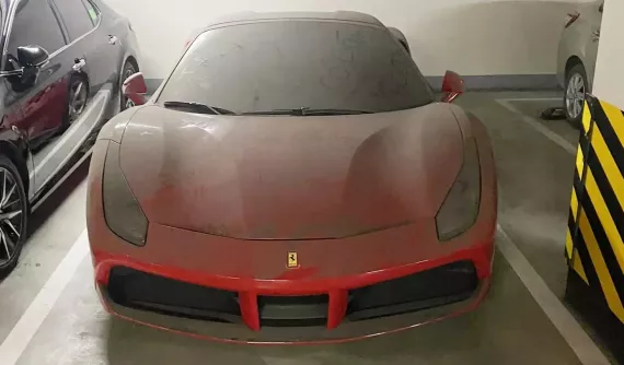 Chiếc Ferrari là mảnh ghép quan trọng trong đội hình xe 488 gần 10 chiếc của "Qua" Vũ bị bắt gặp phủ bụi dày đặc