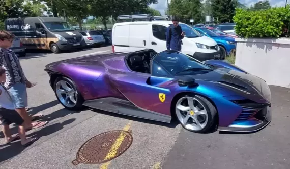 Siêu phẩm "ngựa chồm" Ferrari Daytona SP3 mang đến nhiều cảm xúc nhất cho "Qua" Vũ bị phát hiện trong màu sơn hiếm gặp