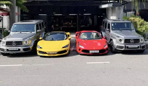 Cặp đôi xe Ferrari gần 50 tỷ đồng được bảo vệ bởi 2 "vệ sĩ" Mercedes-AMG G63 đồng màu