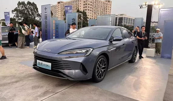 BYD Seal 07 ra mắt, phạm vi hoạt động 2.000 km, "ăn xăng" chỉ 3.4 lít/100 km