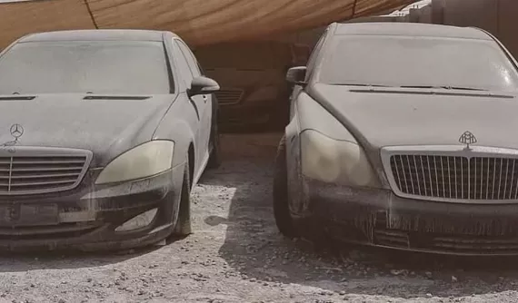 Hình ảnh hàng chục chiếc Maybach và Mercedes-Benz S-Class bị vứt bỏ trong sa mạc khiến không ít người xót xa