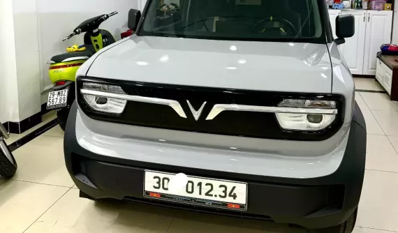 Cư dân mạng xôn xao với hình ảnh xe VinFast VF3 và xe máy điện có biển số sảnh từ 0 đến 9