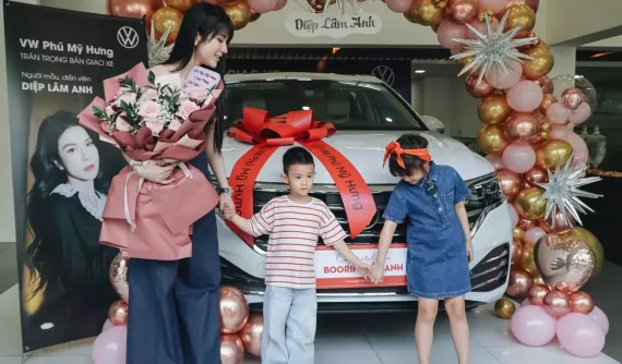 Sau ồn ào "dí" chồng cũ, Diệp Lâm Anh khoe xe mới tậu Volkswagen Viloran dành cho con gái rượu