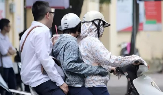 Từ ngày 1/1/2025, "kẹp ba" bằng xe máy thế nào để không bị xử phạt?