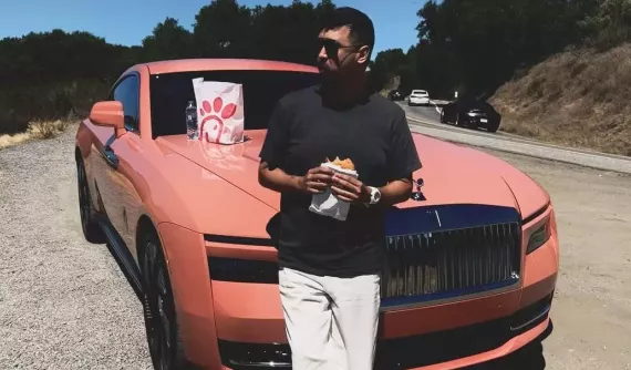 Hoàng tử Malaysia chia sẻ đồ chơi mới của mình: Xe Rolls-Royce không tốn 1 giọt xăng nào, mạnh 577 mã lực