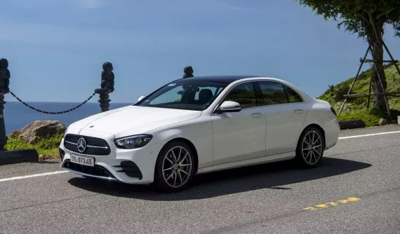 Sedan hạng sang Mercedes-Benz E-Class hưởng ưu đãi kép với giá trị lên đến 400 triệu đồng