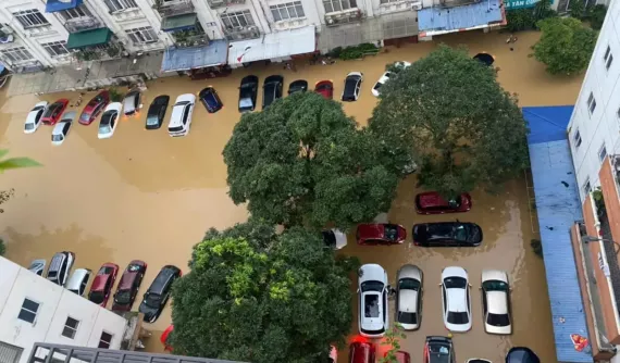 Thành phố Thái Nguyên ngập nặng, hàng loạt ô tô chìm trong nước lũ