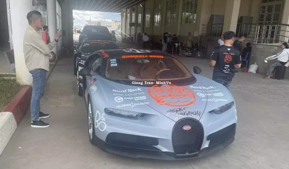 Sự cố hành trình Gumball 3000: Cặp đôi Bugatti Chiron tới cửa khẩu Mộc Bài nhưng phải quay về