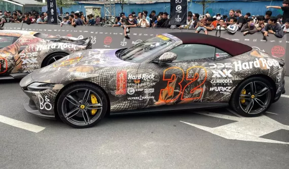 Chi tiết 2 siêu xe mui trần Ferrari Roma Spider đặc biệt ở Gumball 3000 2024: 1 xe do hot girl cầm lái