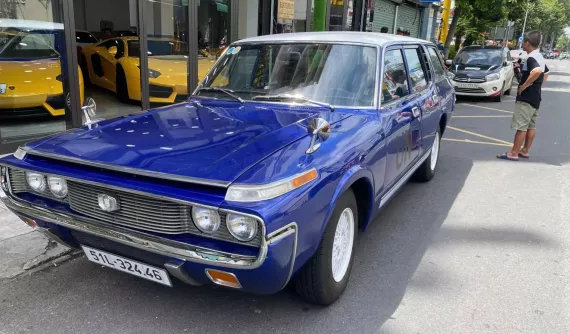 Xế độc lạ Toyota Crown Custom 1971 của "Qua" Vũ khiến nhiều người ngoại quốc trầm trồ