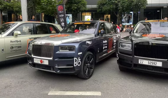 Cận cảnh chiếc xe Rolls-Royce Cullinan mang biển số 1 của hoàng tộc UAE: Không cần dán đề-can cũng nổi bật