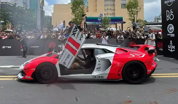 D.D.E quẩy cực sung cùng Lamborghini Aventador SVJ: Mấy lần cầu cứu kích điện bình ắc-quy