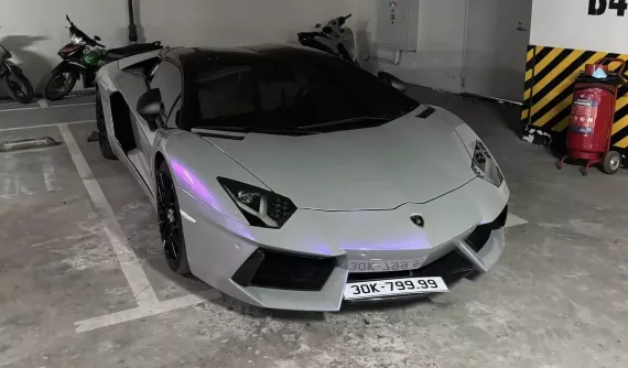 Siêu xe Lamborghini Aventador mui trần được tăng giá thêm 5 tỷ đồng vì mới định danh biển 30K-799.99