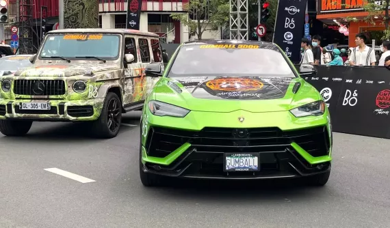 "Fan cuồng" đích thực của Gumball 3000 2024 đây rồi: Biển số định danh luôn tên hành trình siêu xe lớn nhất thế giới