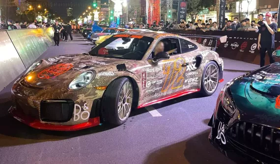 Siêu xe đua đường phố Porsche 911 GT2 RS phiên bản Rồng xuất hiện ở Việt Nam